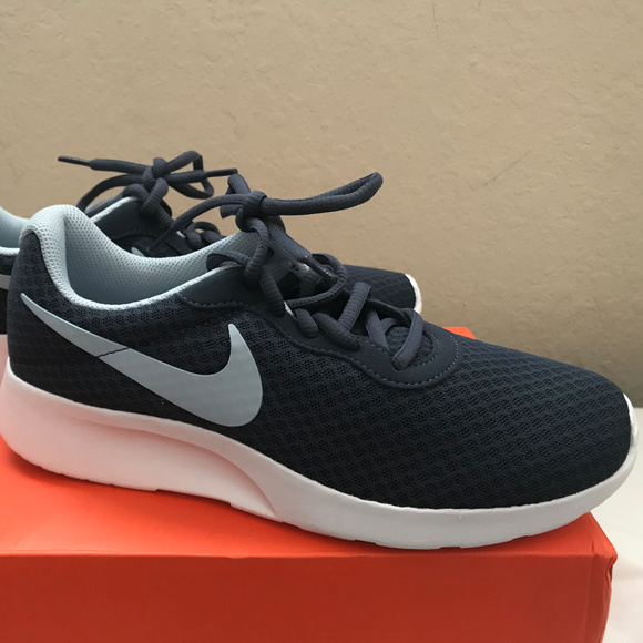 nike tanjun size 8